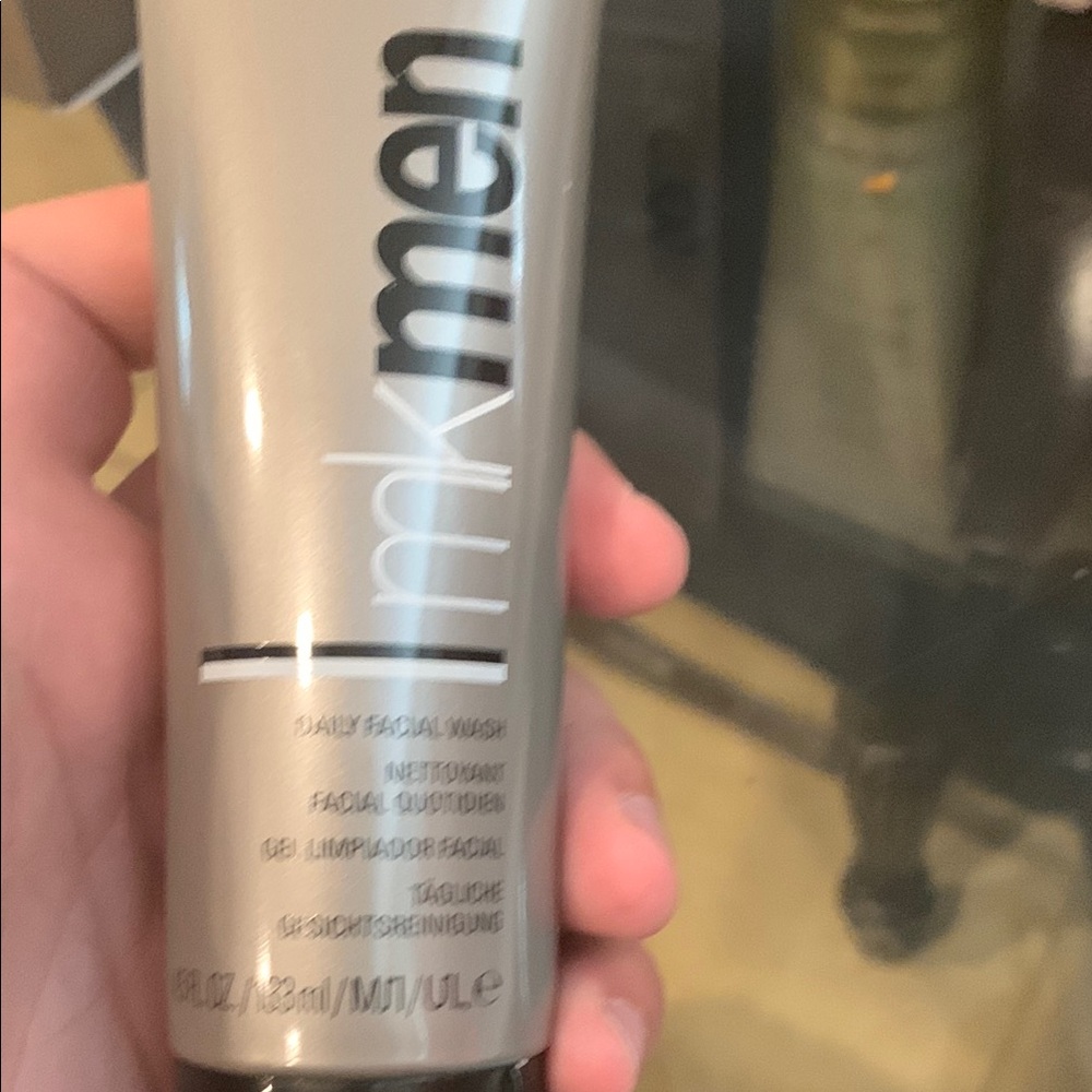 Mary Kay MKMen Skincare Set - Black and Gray - Picture 10 of 13